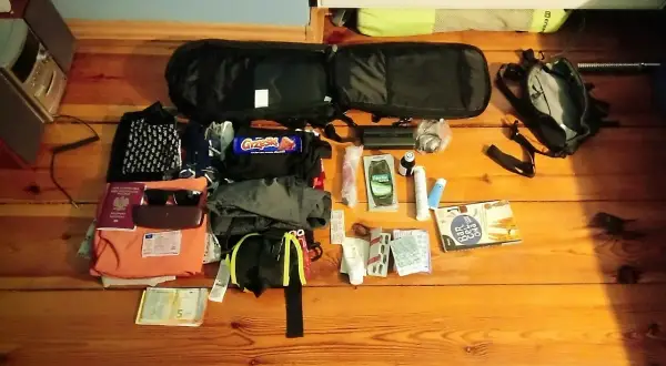 Pakowanie bagażu podręcznego: ubrania, kosmetyki, paszport, pieniądze i jednorazowa maszynka do golenia.