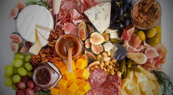 Planche apéro généreuse : brie, bleu, cheddar, charcuteries, fruits, noix, olives. Quel fromage pour planche apéro ? Un assortiment parfait pour tous les goûts !