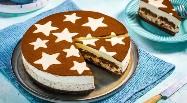 Cheesecake con decorazione a stelle e cacao, un dolce che ricorda la magia dei Pan di Stelle.
