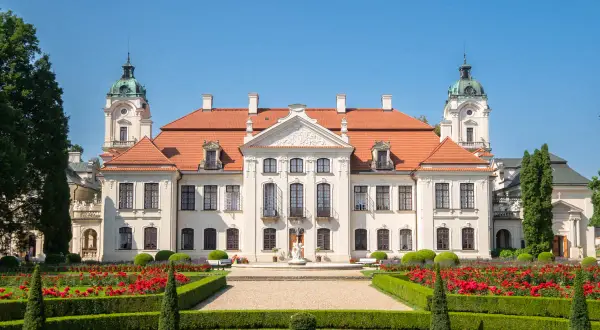 Pałac w Kozłówce z pięknymi ogrodami, fontanną i kwitnącymi różami. Wspaniałe kozłówka atrakcje czekają na zwiedzających.