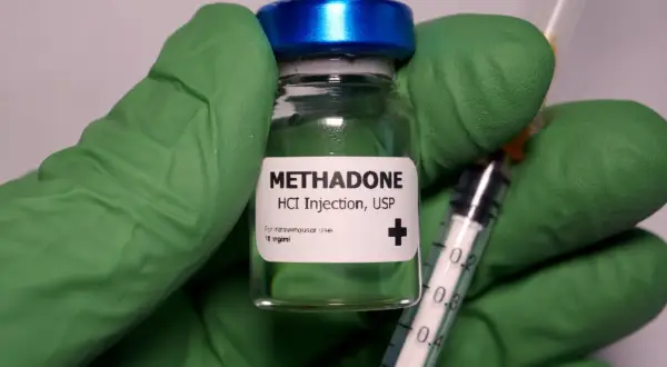 Metadon: zastosowania, działanie i skutki uboczne leku