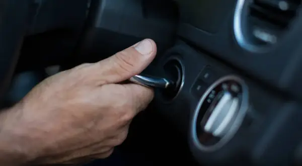 Auto nie odpala: Jakie mogą być przyczyny problemów z uruchomieniem?