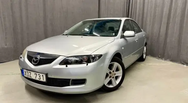 Silver Mazda 6, registreringsskylt XDZ 731. En potentiell Mazda 6 problem kan vara att den behöver nya däck.