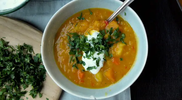 Herzhafte Linsensuppe mit einem Klecks Joghurt und frischer Petersilie, ein köstliches Gericht für kalte Tage.