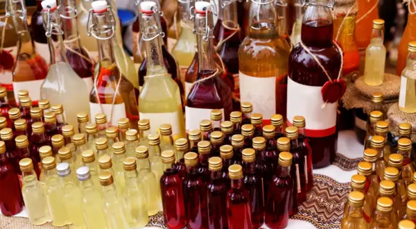 Butelkowanie wina w tradycyjnych butelkach z korkiem. Różne kolory i rozmiary butelek z winem.