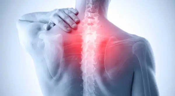 Uomo con mano sulla spalla, evidenziata zona rossa sulla colonna vertebrale, indicando dolore muscolare schiena alta.