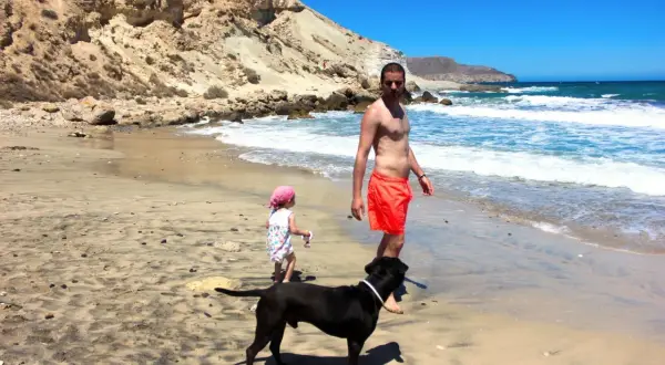 Hombre, niña y perro disfrutan de un día en las playas para perros en Cabo de Gata.