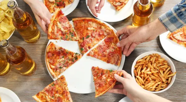 Ile kalorii ma kawałek pizzy? Sprawdź ranking i rady