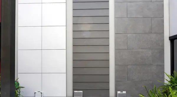 Muestras de paredes porcelanico para fachadas exteriores: paneles blancos, listones grises y baldosas de gran formato en gris oscuro.