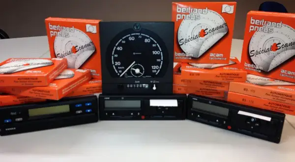 Ensemble de tachymètres de camion, boîtes de disques de tachygraphe et appareils de lecture.