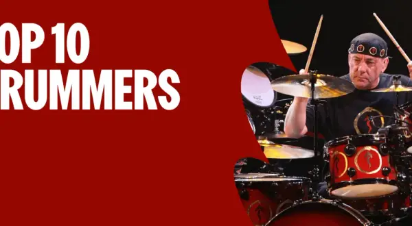 Ein Schlagzeuger spielt ein bekanntes Lied mit Trommeln. Der Text "TOP 10 DRUMMERS" ist prominent platziert.