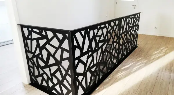 Nowoczesne balustrady wycinane laserowo z blachy, z geometrycznym wzorem. Montaż boczny lub od góry podkreśla ich lekkość.