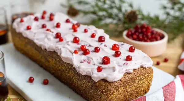 Mjuk pepparkaka med frosting och lingon, perfekt till jul.