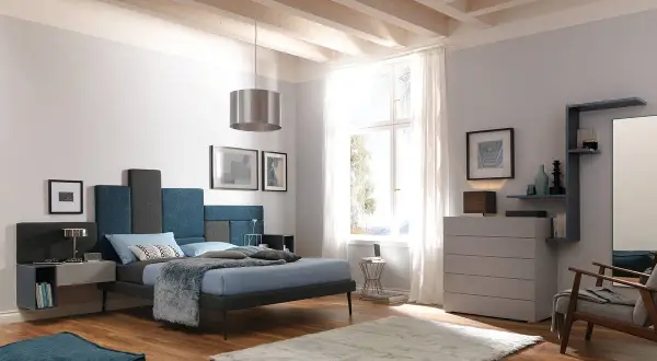 Moderna camera da letto con letto blu e grigio, testiera modulare, comodino sospeso e comò. Ottime camera ospiti idee.