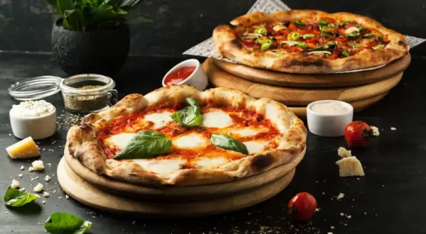 Dwie pyszne pizze, idealne na dzień pizzy, z bazylią, pomidorkami i dipami.