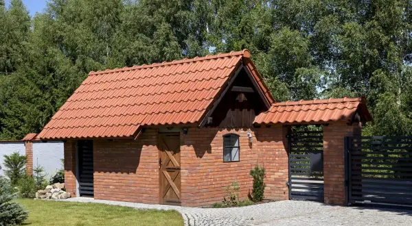 Remont drewnianego domu: Pozwolenie, zgłoszenie czy bez formalności?
