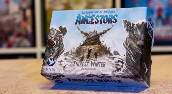 Brettspiel "Ancestors: Endless Winter" Expansion. Eine Familie trotzt dem eisigen Wind, um zu überleben.