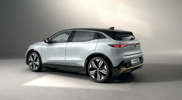 En silverfärgad Renault Mégane E-Tech står redo för ett test. Den har en svart taklinje och snygga fälgar.