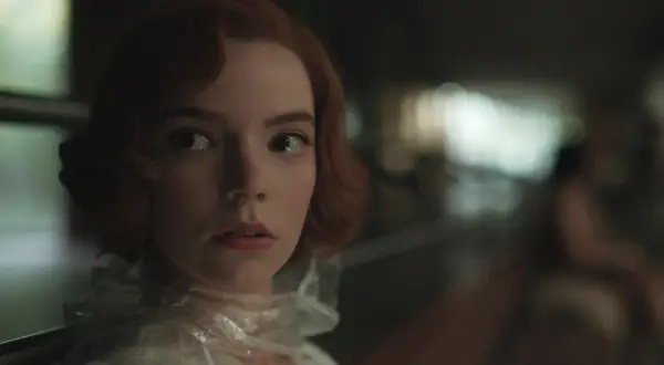 Anya Taylor-Joy, bekannt aus Filmen und Serien wie "Das Damengambit", blickt nachdenklich in die Kamera.