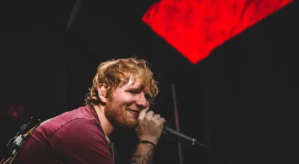 Skąd pochodzi Ed Sheeran? Odkryj jego fascynujące korzenie i wpływy