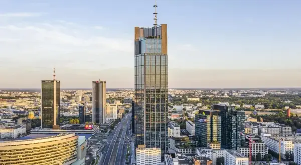 Varso Tower, najwyższy budynek w Polsce, na tle panoramy Warszawy.