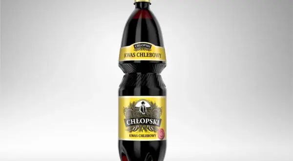 Butelka ciemnego napoju z etykietą "Chłopski Kwas Chlebowy". Idealny na orzeźwienie, jak podpiwek.