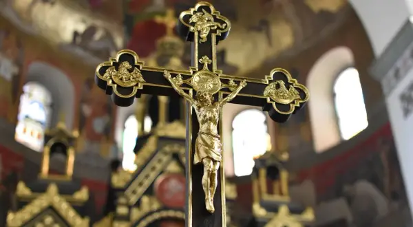 Złoty krucyfiks w kościele, przygotowania do mszy niedzielnej w sobotę.