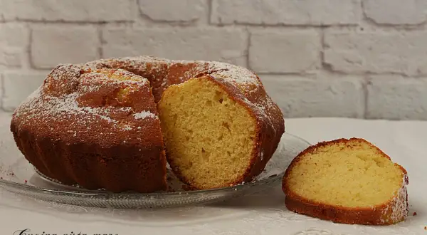 Torta soffice da cucina, spolverata di zucchero a velo. Un profumo che ricorda il burro di cacao.