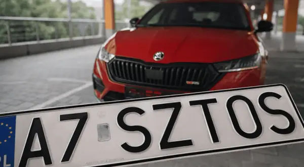 Nowe tablice rejestracyjne dla czerwonego auta Skoda. Tablica z literami A7 SZTOS.