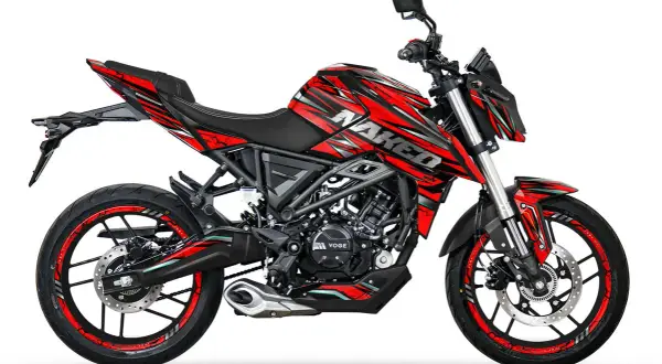 Motocicleta Voge 125 naked, roja y negra, lista para la aventura. ¡El aceite KTM Duke 125 es perfecto para mantenerla en marcha!