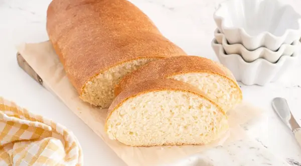Un pan rústico, recién cortado, ideal para preparar las mejores torrijas.