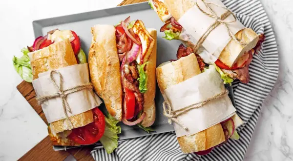Leckere Sandwich-Rezepte: Baguettes gefüllt mit Halloumi, Speck, Tomaten, Zwiebeln und Salat.