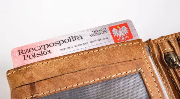 Skórzany portfel z polskim dowodem osobistym. Zastrzeżenie dowodu jest ważne.
