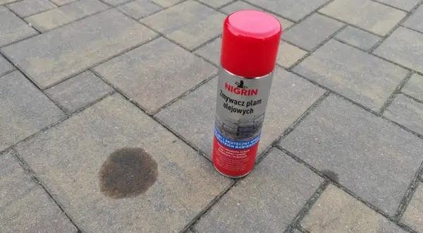 Jak usunąć plamy z oleju silnikowego z asfaltu - skuteczne metody