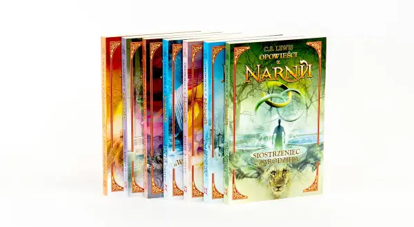 Książki z serii "Opowieści z Narnii" C.S. Lewisa, w tym "Siostrzeniec Czarodzieja", prezentują magiczny świat pełen przygód.