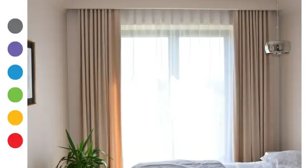 Elegancka szyna sufitowa z zasłonami tworzy przytulną atmosferę. Inspiracje do Twojego wnętrza.
