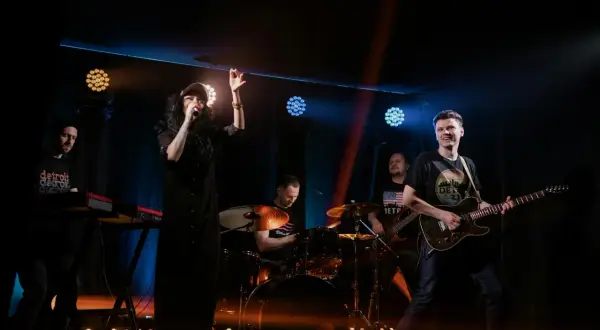 Zespół rockowy na scenie: wokalistka, gitarzysta, perkusista i klawiszowiec.