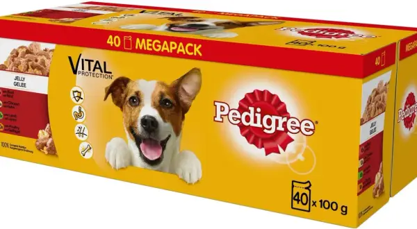 Opakowanie karmy Pedigree z wesołym psem. Czy Pedigree to dobra karma? Zapewnia 100% zbilansowanej diety z różnymi smakami.