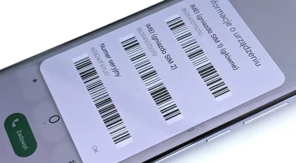 Jak sprawdzić telefon? Na naklejce z informacjami o urządzeniu widać numery IMEI i numer seryjny.