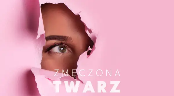 Oko kobiety przebija się przez różowy papier, ukazując zmęczoną twarz.
