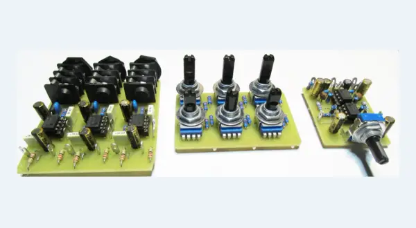 Elektronik-Bausätze für ein Mischpult selber bauen: drei Platinen mit Schaltern, Potis und ICs.