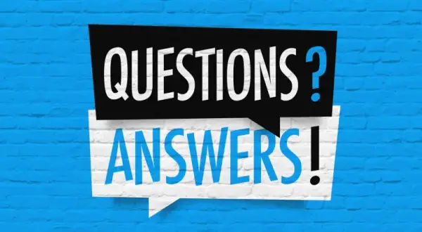 Dwie dymki nad niebieską ceglaną ścianą: czarna z białym napisem "QUESTIONS?" i biała z niebieskim napisem "ANSWERS!".