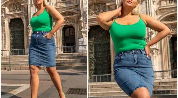 Kobieta w zielonym topie i jeansowej spódnicy plus size, pozuje na tle zabytkowej budowli.