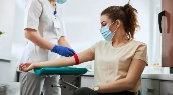Pielęgniarka zakłada opaskę uciskową na ramię pacjentki przed pobraniem krwi. Czy do badania kreatyniny trzeba być na czczo?
