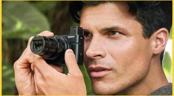 Mężczyzna robi zdjęcie aparatem Sony RX100 VIII.
