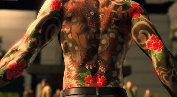 Yakuza tatuaże zdobią plecy i ramiona mężczyzny. Widoczny jest potężny lew i czerwone kwiaty peonii, symbolizujące siłę i bogactwo.
