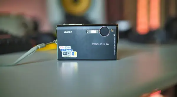 Nikon Coolpix S7c z matrycą CCD 7.1 MP i Wi-Fi. Aparat ma stabilizację obrazu VR i obiektyw Zoom Nikkor.
