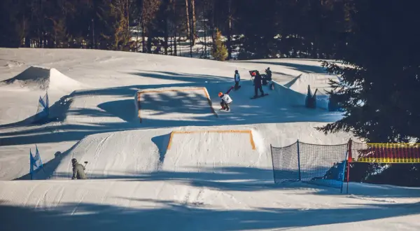 Najlepsze snowparki w Polsce: Gdzie jeździć na nartach i snowboardzie?