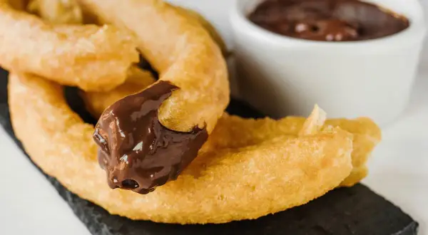 Churros z gorącą czekoladą, idealne na deser. Ten przepis na churros zachwyci każdego!