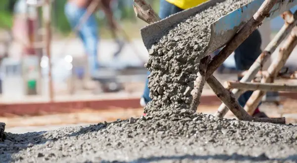Beton wylewany z betoniarki. Zobacz, jak rozrobić beton i wykonać prace budowlane.